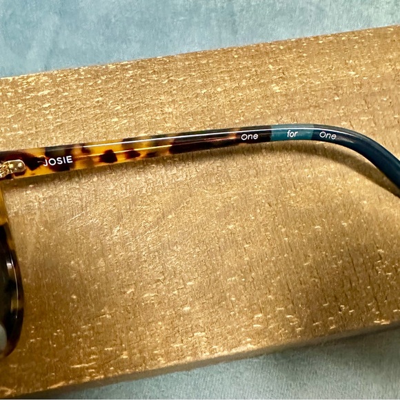 Brand New TOMS “Josie” Tortoise Shell Cat-Eye Sunglasses Blue Sun Lenses - Picture 5 of 5